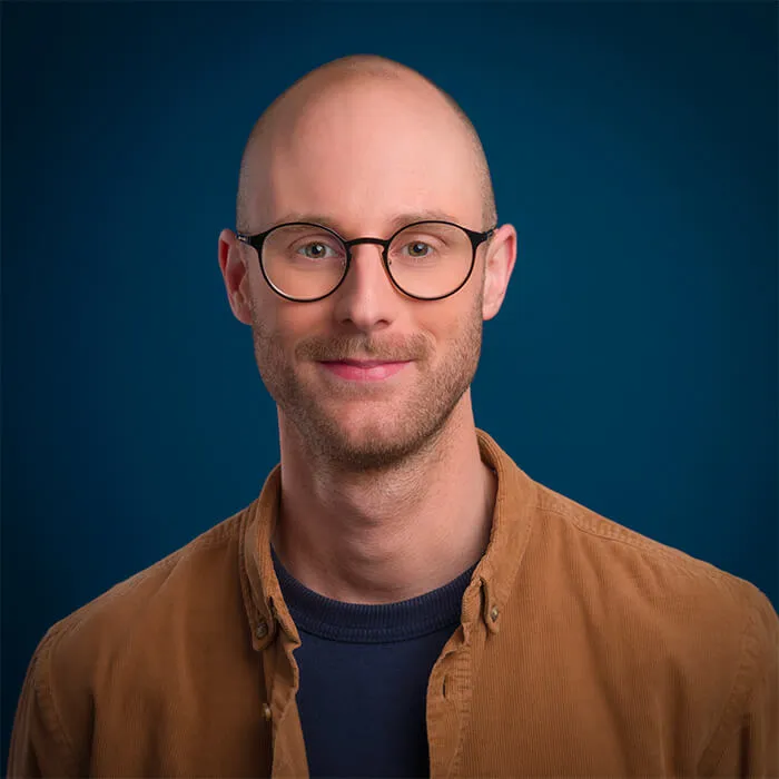 Thomas - L'ouïe la brocante - Équipe Mogador Studios Paris